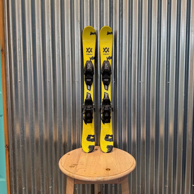 Volkl Revolt JR Kid’s Twintip Skis w/ Marker Vmotion 4 GW Bindings – USED 88cm Marker Vmotion 4.5 GW Black